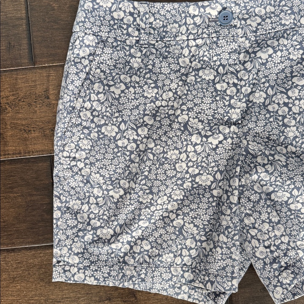 ❤️3/$30 Loft Outlet Floral Blue and White Women's 6” Inseam Shorts - Picture 2 of 10